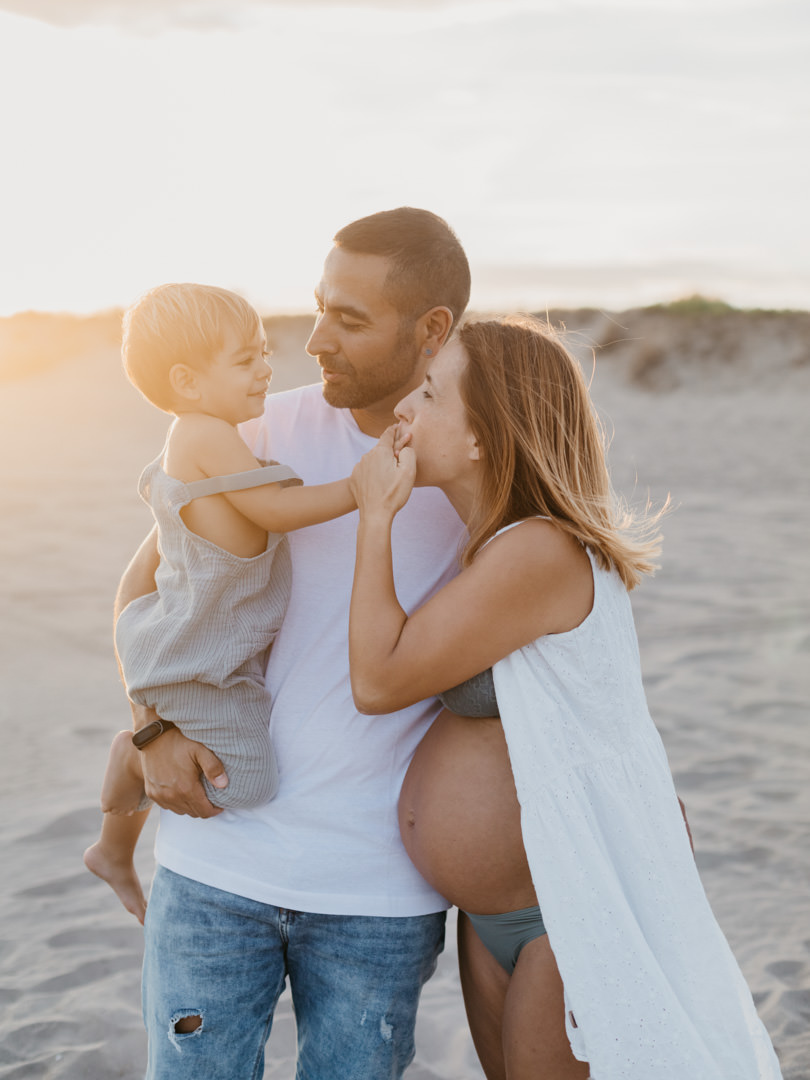 Sesión de embarazo en la playa del prat